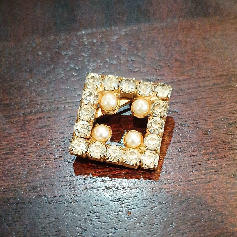 Elegant Gold and Pearl Brooch